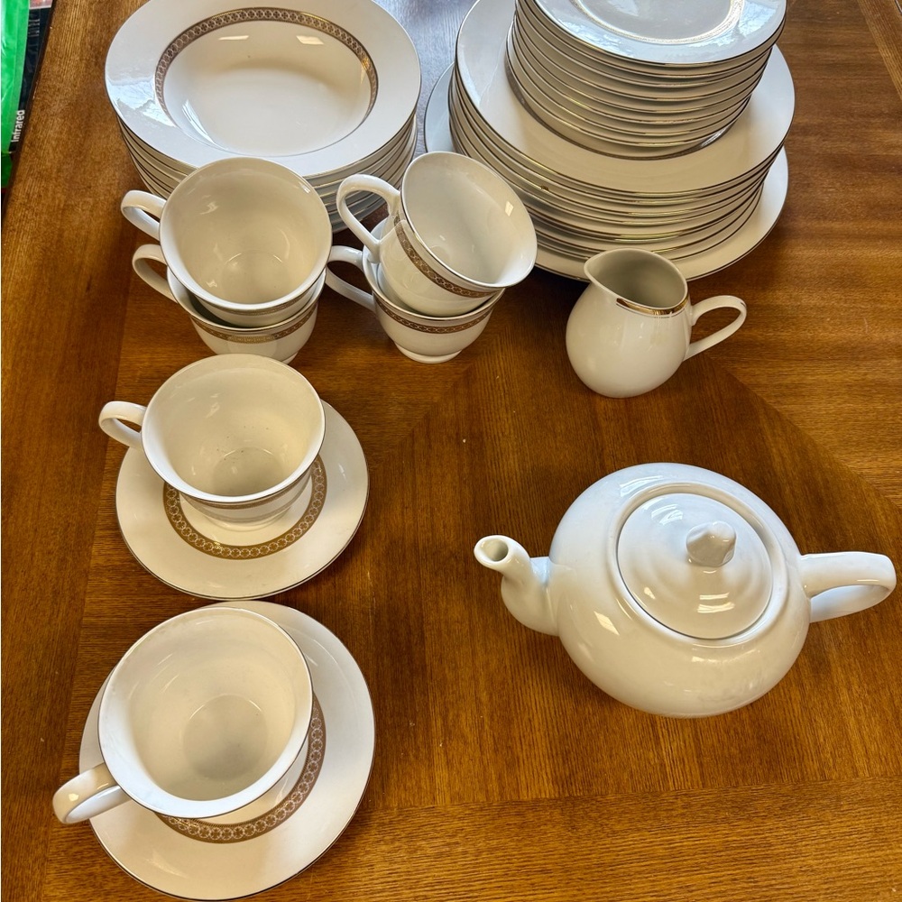 Chateau White and Gold Dinnerware for Elegant Dining